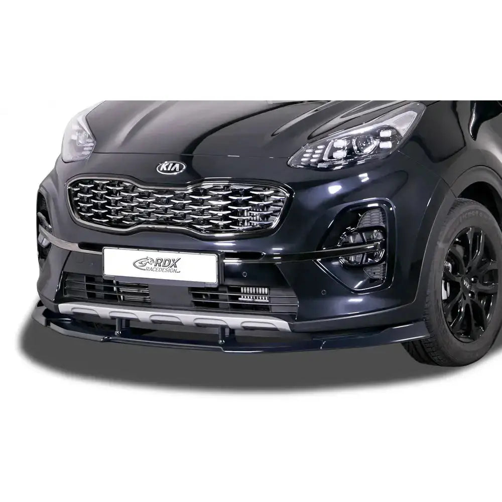 Frontspoiler Kia Sportage QL/QLE 18- GT-Line med sølvfarget beskyttelseslist sett forfra i skrå vinkel.