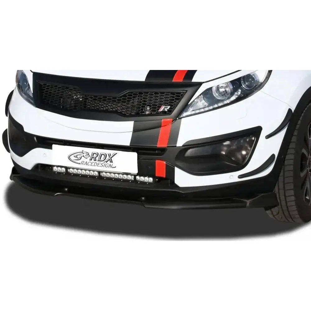 Frontspoiler Kia Sportage SL 10-15 med svarte og røde dekorstriper, LED-lys og svart grill.