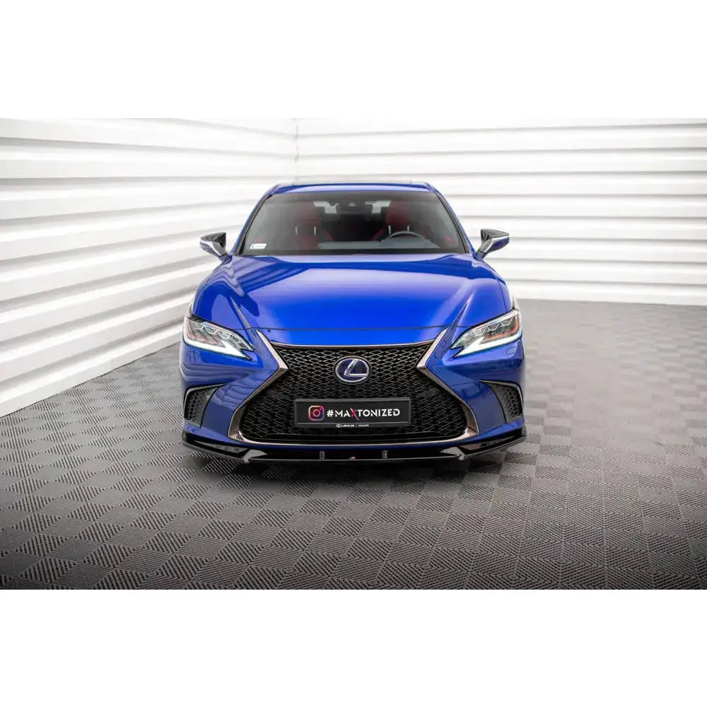Frontleppe på blå Lexus ES F Sport Mk7 V.2 sett forfra med sort grill og LED-frontlykter.
