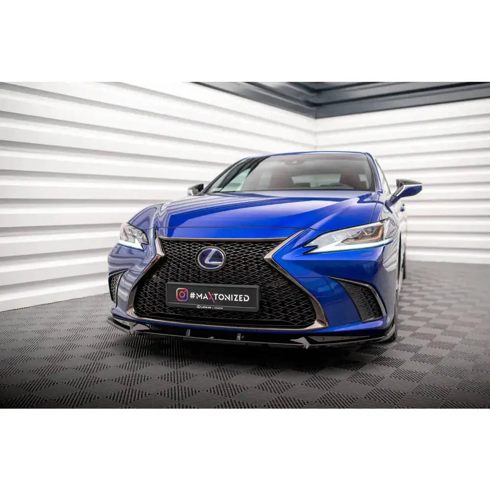 Front splitter på Lexus ES F Sport Mk7, blå bil med sort grill og blank svart sportsfrontleppe.