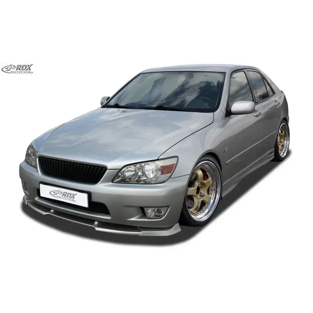 Frontleppe på Lexus IS 99-05 sedan med svarte grilldetaljer og gullfelger, fotografert skrått forfra.