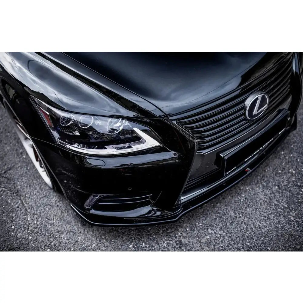 Frontleppe på Lexus LS MK4 Facelift, nærbilde av sort front med grill og lykter i blank finish.