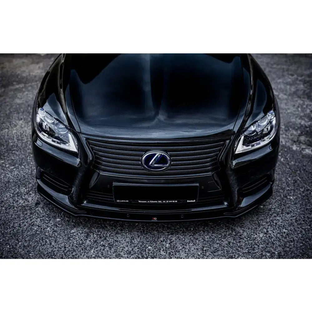 Frontspoiler Lexus LS MK4 Facelift på sort bil med markant grill og skarpe frontlykter sett forfra.