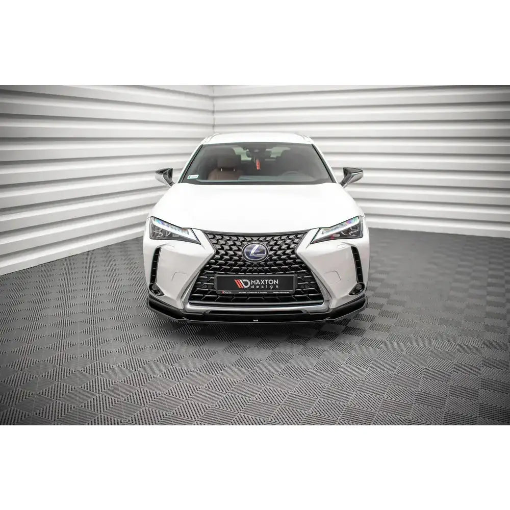 Frontleppe på Lexus UX Mk1 18- hvit bil forfra med sort grill og sporty detaljer i lyst rom.