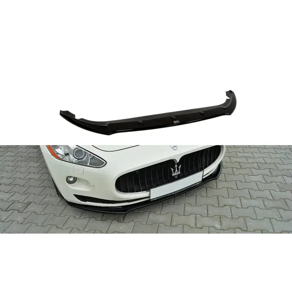 Frontspoiler til Maserati Granturismo 2007-2011 montert foran grillen på hvit bil fra skrå vinkel.