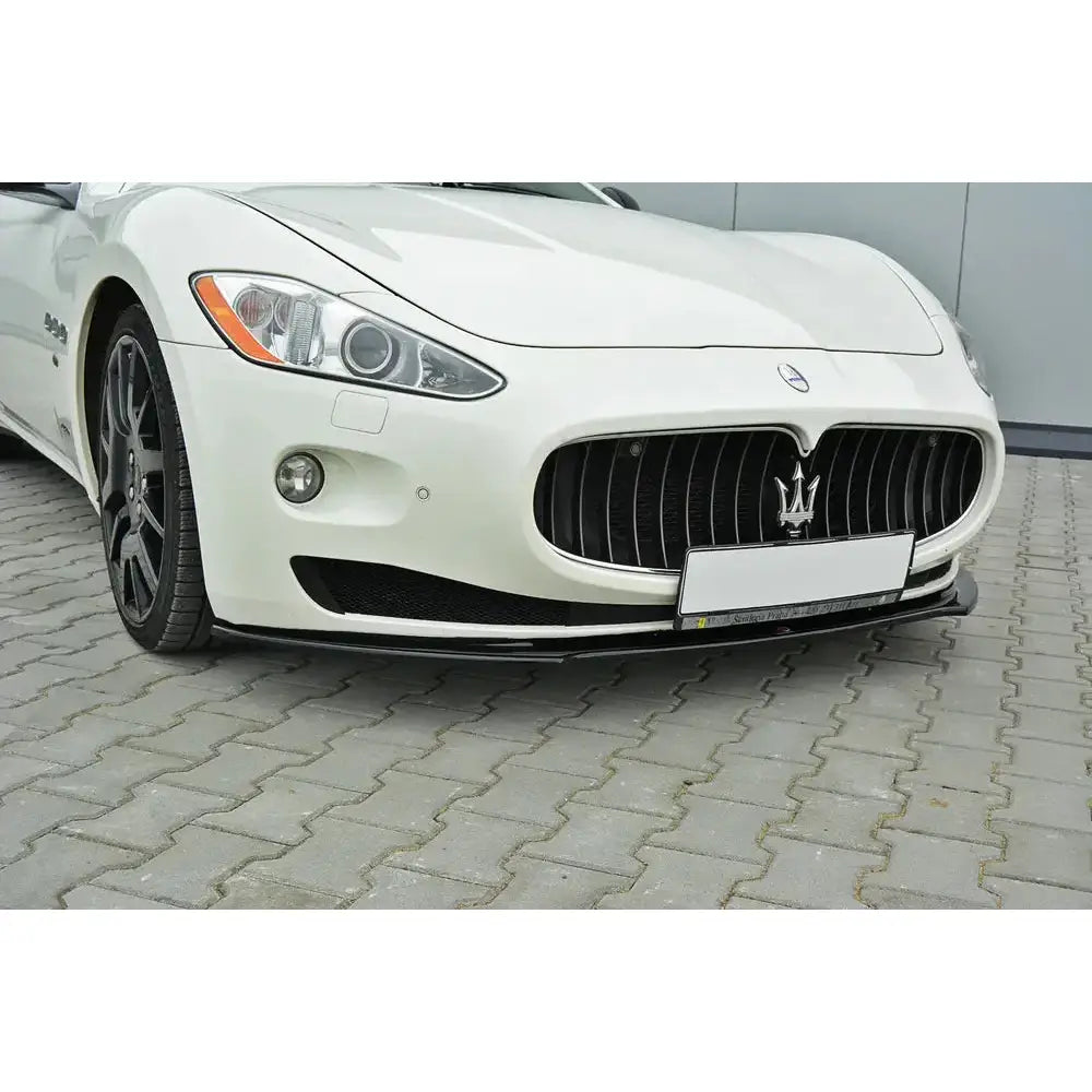 Spoiler til Maserati Granturismo 2007-2011, nærbilde av svart frontleppe på hvit bil fra venstre side.