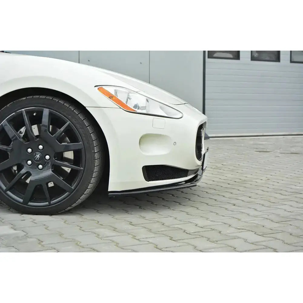 Front splitter på Maserati Granturismo 2007-2011, nærbilde av venstre front med sorte felger og hovedlykt.