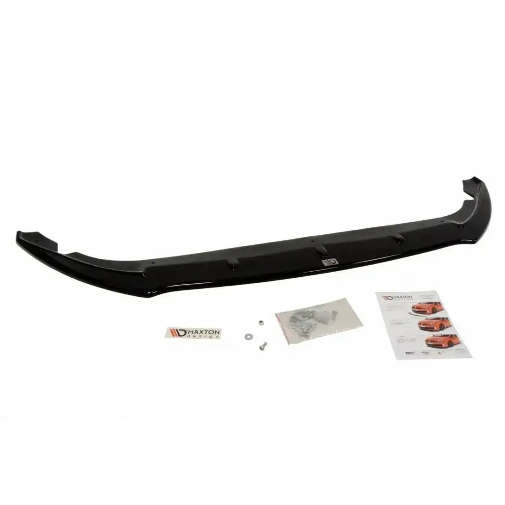 Front lip til Maserati Granturismo 2007-2011, sort blank plast sett ovenfra med monteringsutstyr og etikett.