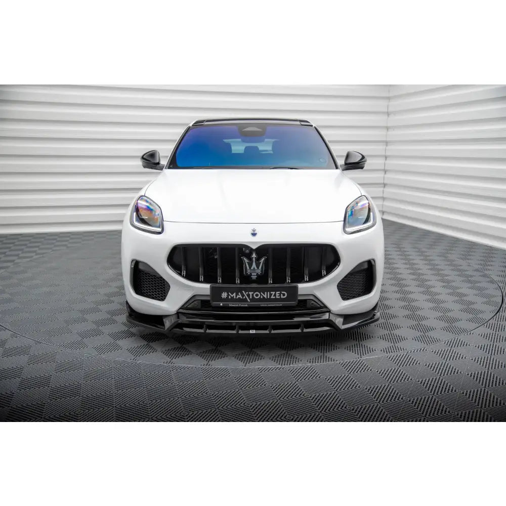 Frontspoiler på Maserati Grecale GT Modena Mk1 sett forfra med svart grill og markante luftinntak.