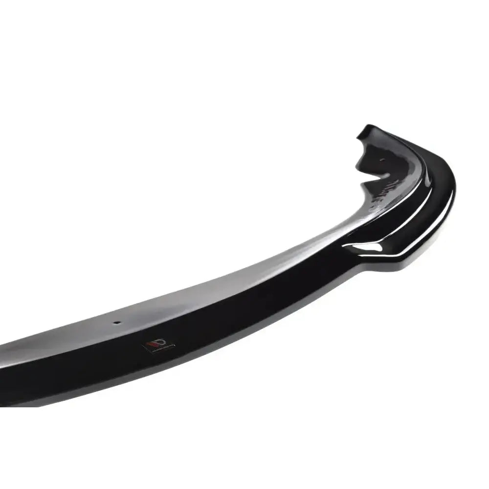 Front splitter til Maserati Quattroporte Mk5 Facelift, sort og blank plast sett i nærbilde fra skrå vinkel.