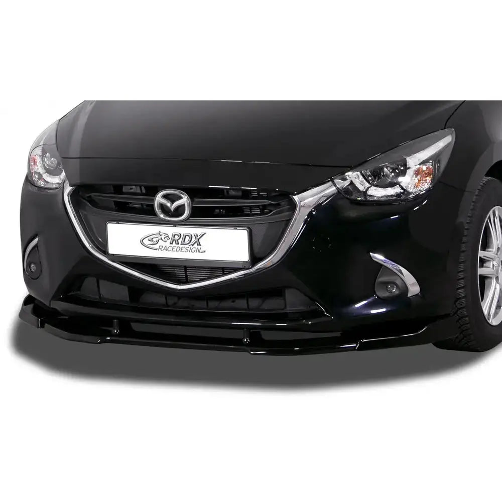 Frontspoiler til Mazda 2 (DJ) 14-20 i sort glanset plast, montert foran med kromdetaljer og frontlykter.