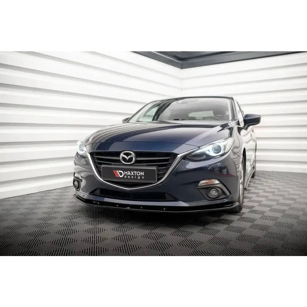 Spoiler på Mazda 3, mørkeblå bil sett forfra med fokus på frontspoiler og grill.