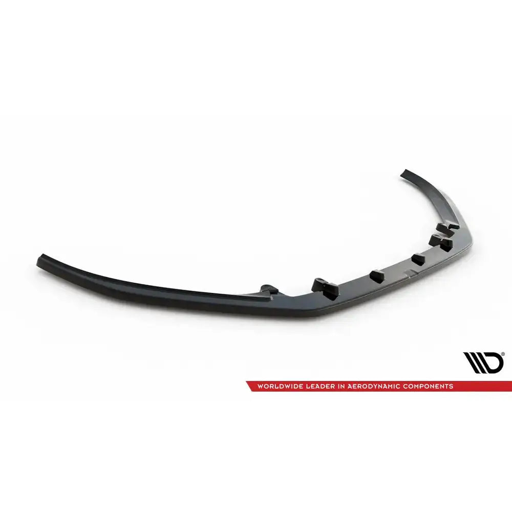 Front splitter til Mazda 3, svart buet plast med synlige fester, sett fra skrå vinkel mot hvit bakgrunn.