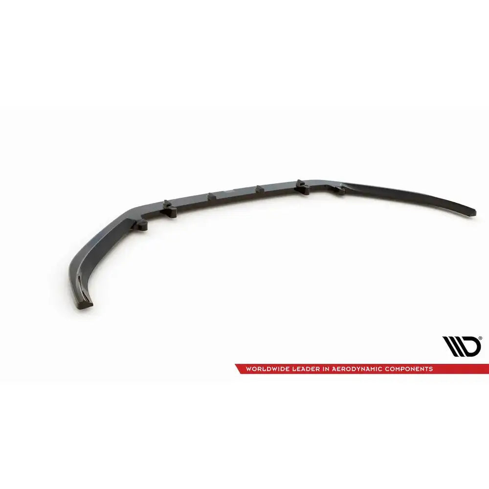 Front lip til Mazda 3, sort buet spoiler med synlige festeanordninger, vist fra skrå vinkel.