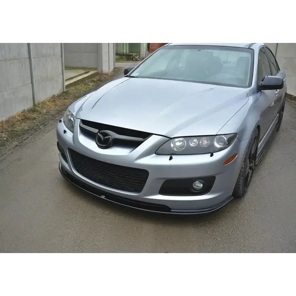 Frontspoiler til Mazda 6 Mk1 Mps, sølvfarget bil med sort frontleppe sett forfra mot asfaltvei.