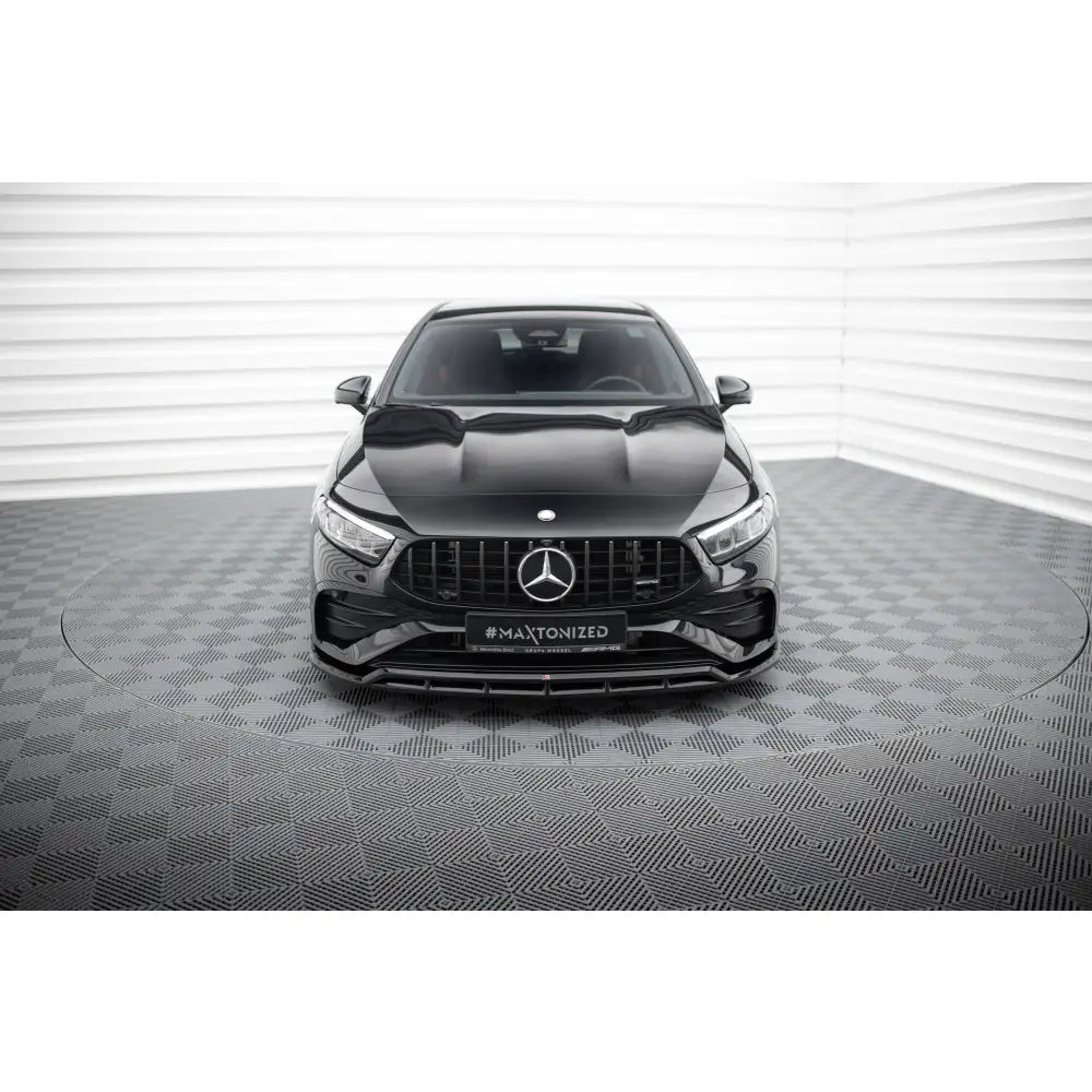 Front splitter på Mercedes A35 W177 Facelift, svart bil rett forfra med sportslig frontfanger.