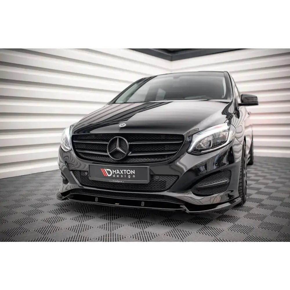 Front splitter på Mercedes B-Klasse W246 Facelift med sportslig design og detaljer i blank plast.