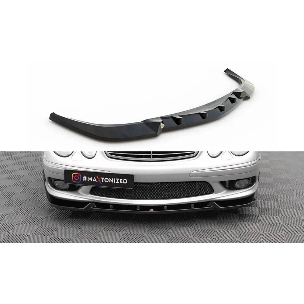 Frontspoiler til Mercedes E 55 AMG W211, sort plast, vist separat og montert på sølvfarget bil forfra.