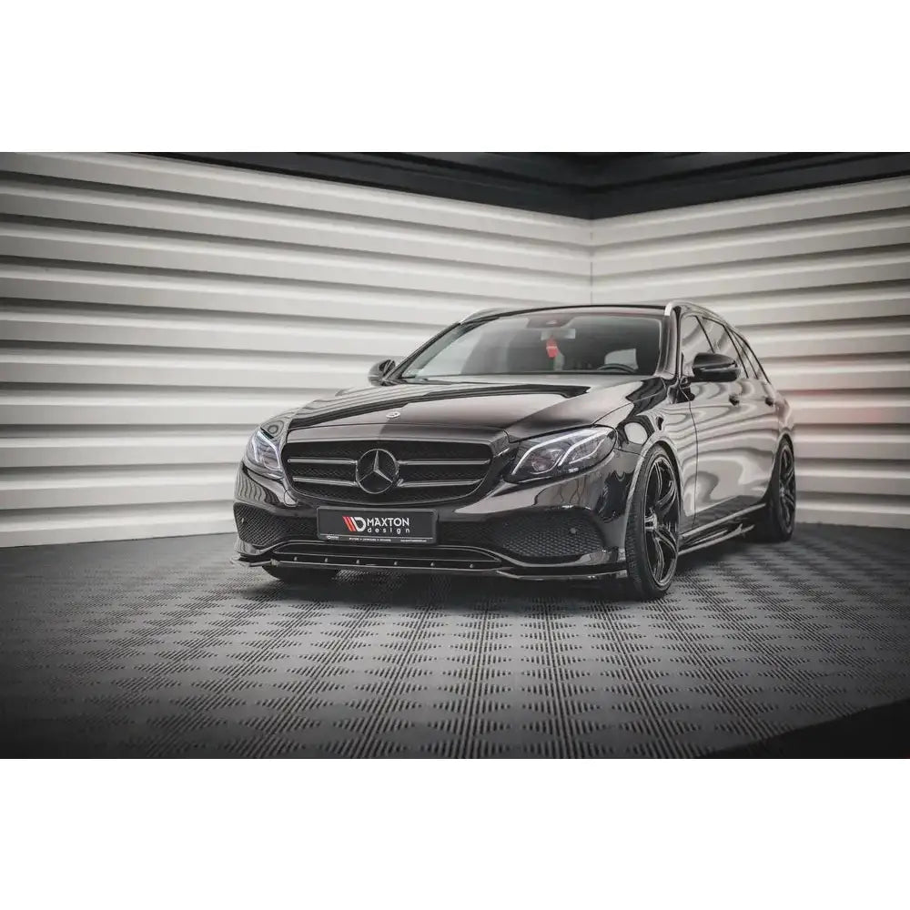 Frontspoiler på Mercedes-Benz E W213 16-21 med sorte felger, sett forfra fra venstre side.
