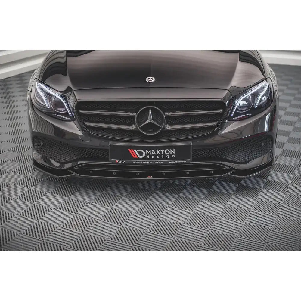 Frontsplitter til Mercedes-Benz E W213, sort front med markert leppe og svarte detaljer fotografert forfra.