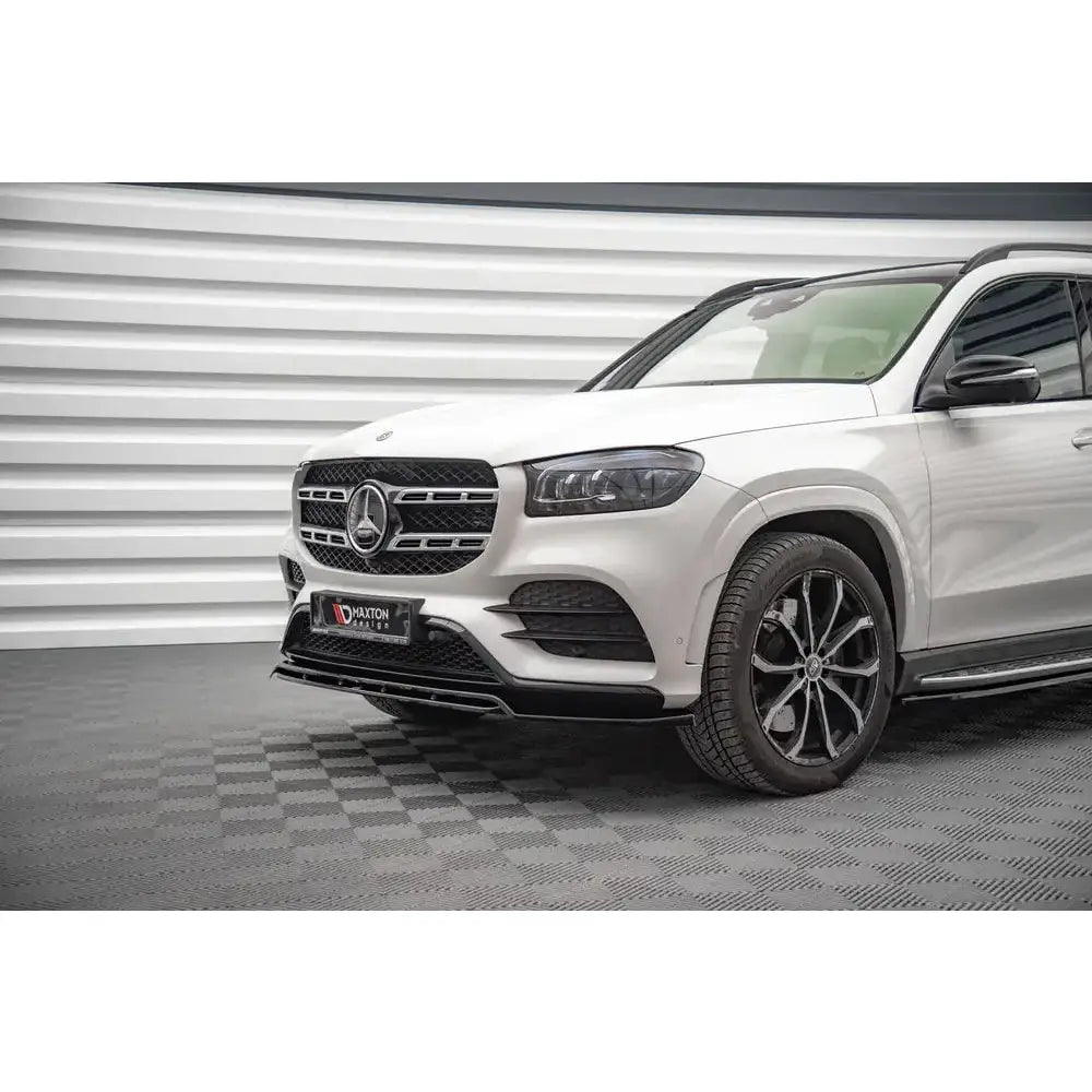 Spoiler på Mercedes GLS AMG-Line X167, hvit SUV med sorte detaljer og store felger sett skrått forfra.