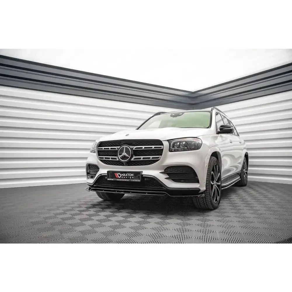 Front splitter på hvit Mercedes GLS AMG-Line X167 med sorte detaljer, fotografert skrått forfra.