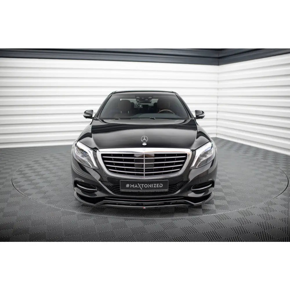 Spoiler til Mercedes S W222 sett forfra med stor kromgrill og tydelig Mercedes-emblem.