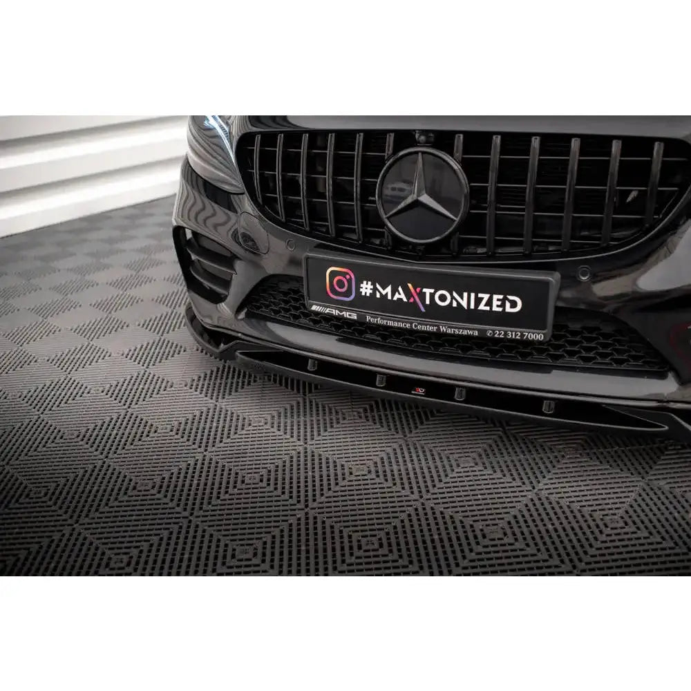 Spoiler på Mercedes C-Klasse W205 AMG Line, sort front med grill og svart frontsplitter på mønstret gulv.
