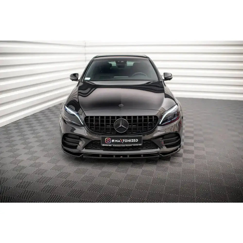 Frontleppe til Mercedes C-Klasse W205 AMG Line, sort bil sett forfra med markant frontgrill og LED-lys.