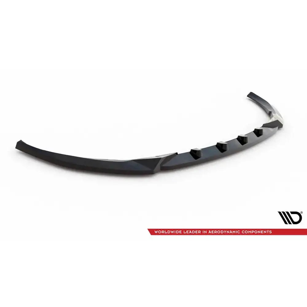 Front lip til Mercedes C-Klasse W205 18-21 AMG Line, sort plast med markante vinkler, sett skrått forfra.