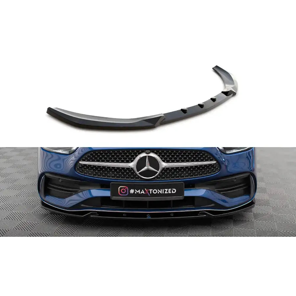 Frontleppe til Mercedes C-Klasse W206 V.1, sort plast med sporty vinkler, vist på blå bil og alene.