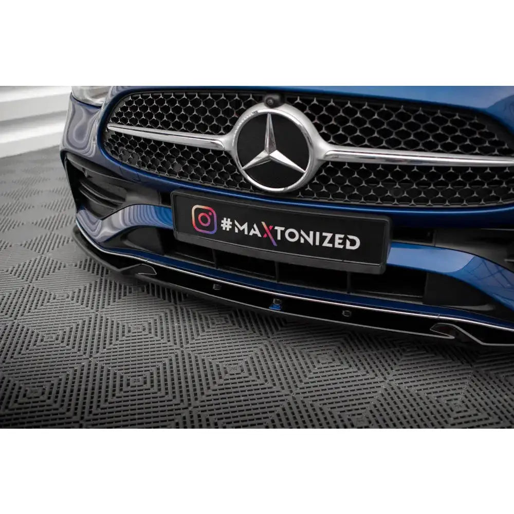 Spoiler til Mercedes C-Klasse W206 AMG-Line V.1, svart frontsplitter under blå bil med kromdetaljer.