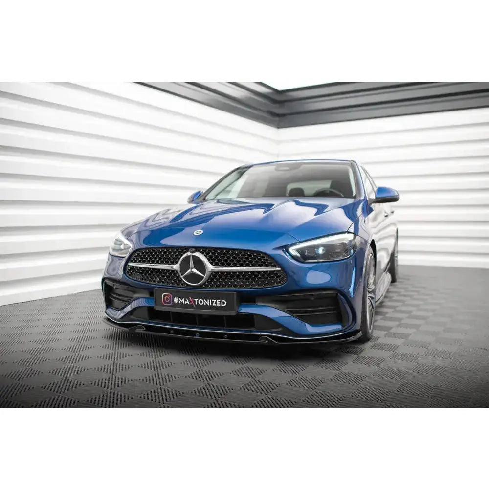 Front splitter på Mercedes C-Klasse W206 AMG-Line V.1, blå bil med kromgrill og markante frontlykter.