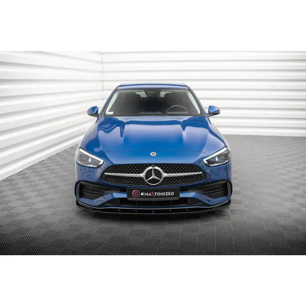 Frontspoiler på Mercedes C-Klasse W206 AMG-Line V.2 sett forfra med sort grill og emblem.