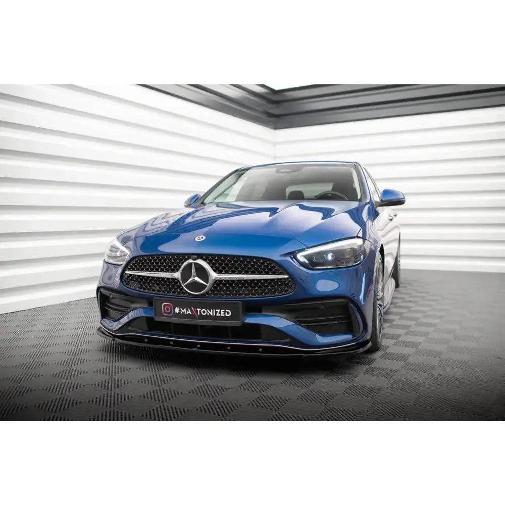 Front splitter på blå Mercedes C-Klasse W206 AMG-Line med sort grill og matt sort leppe foran.