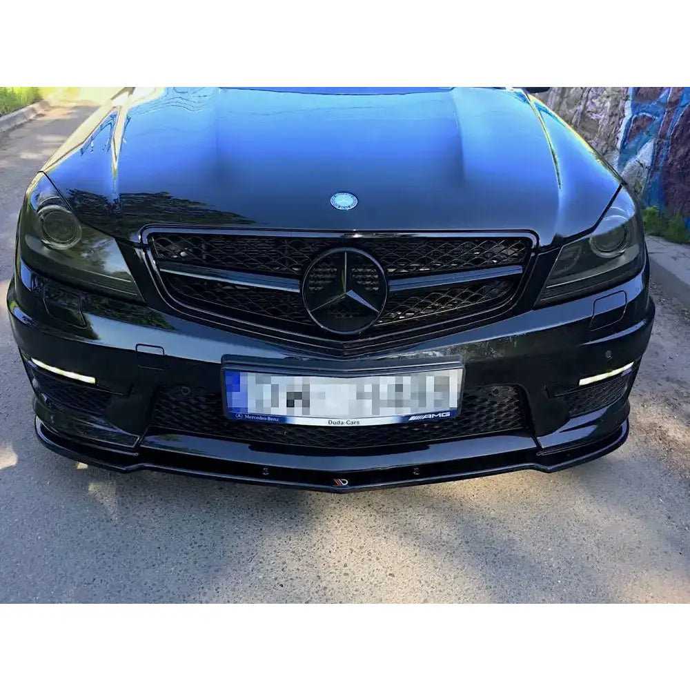 Frontleppe på Mercedes C63 AMG W204 Facelift, sort frontspoiler montert på bilens nedre støtfanger.