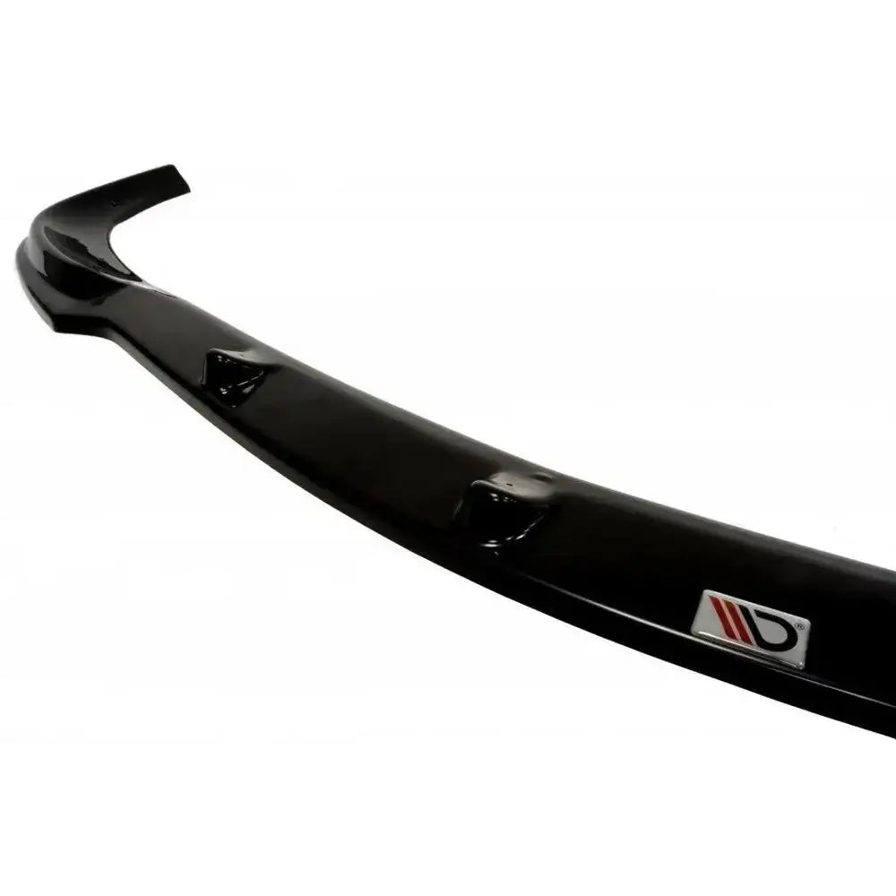 Spoiler til Mercedes Clk W209, sort glanset plast med tre utstikk og logo, sett fra skrå vinkel.