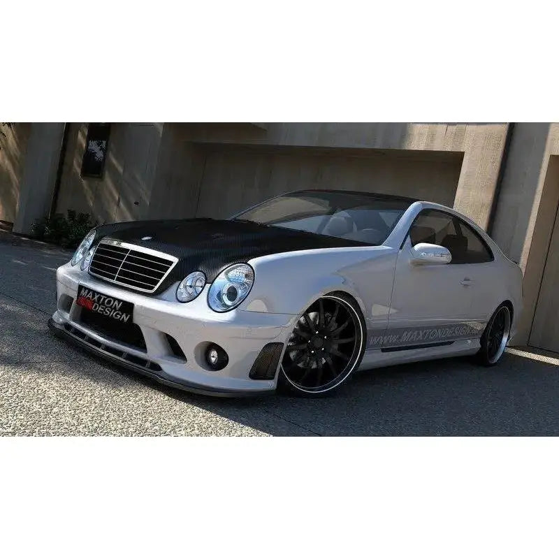 Frontleppe Mercedes CLK W208 på sølvfarget coupé med svart panser og Maxton Design-logo.