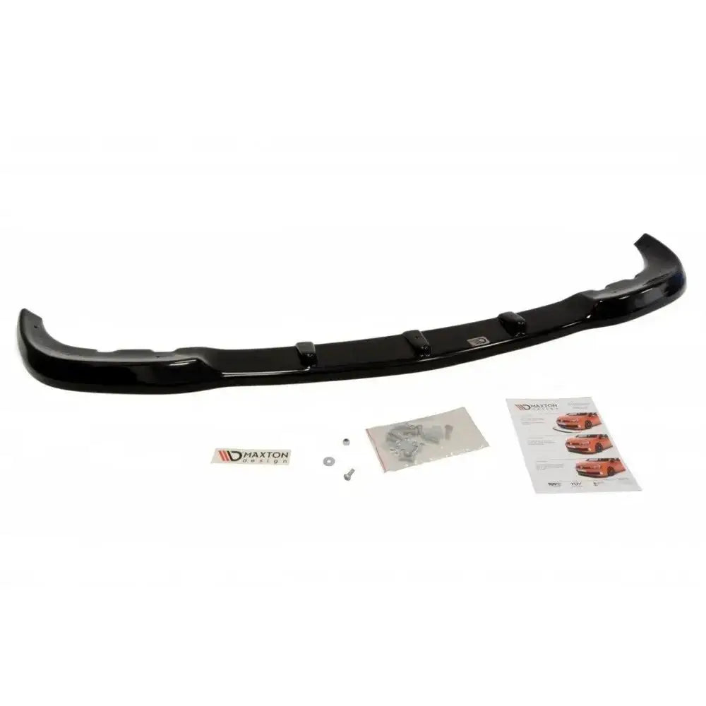 Frontleppe til Mercedes Clk W209 AMG i svart blank plast med monteringsutstyr og instruksjonshefte.