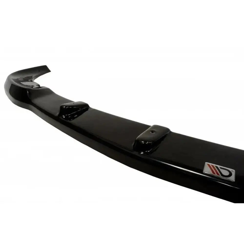 Spoiler til Mercedes Clk W209 AMG, sort og glanset med aerodynamiske detaljer, sett skrått fra siden.