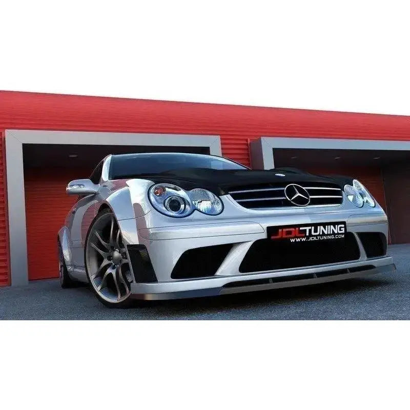 Frontspoiler Mercedes Clk W209 montert på sølvfarget bil med sort panser, store felger og JDL Tuning-logo.