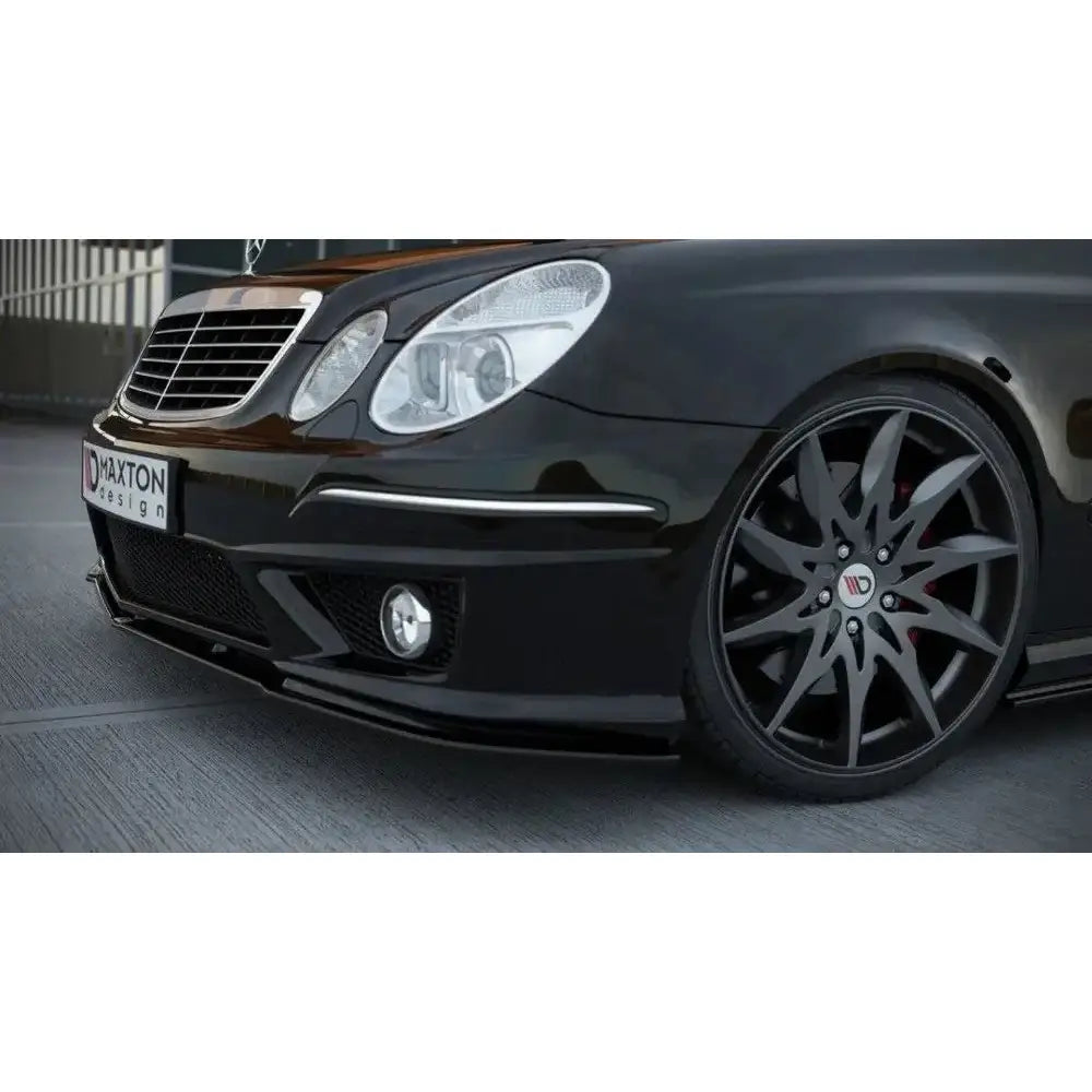 Frontleppe Mercedes E-Klasse W211 AMG Facelift 06-09, nærbilde av front og venstre sportsfelg.