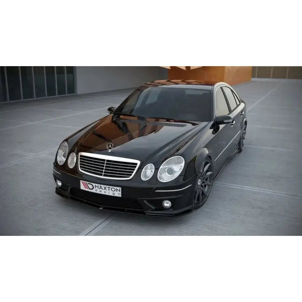 Spoiler på Mercedes E-Klasse W211 AMG Facelift 06-09 sett skrått forfra, parkert på betongflate.