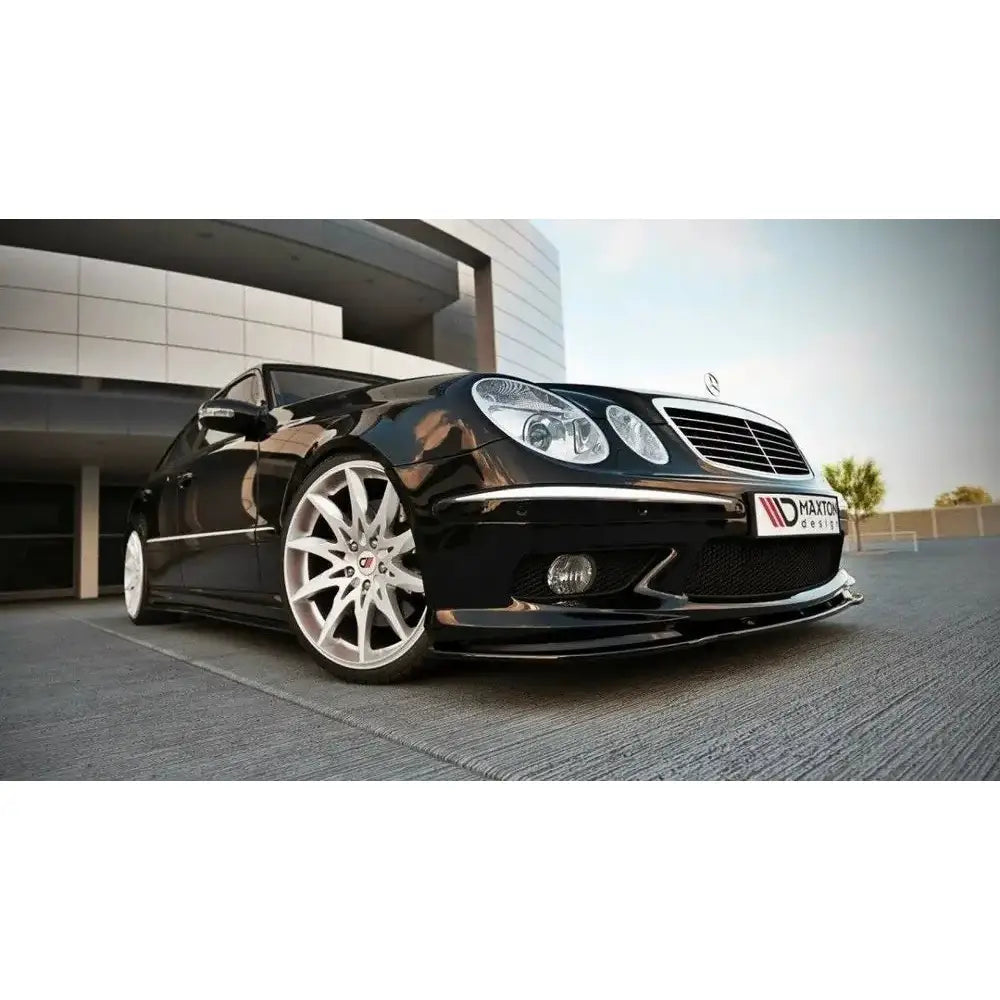 Frontsplitter Mercedes E W211 Amg Preface sett forfra med blank spoiler og store hvite felger.