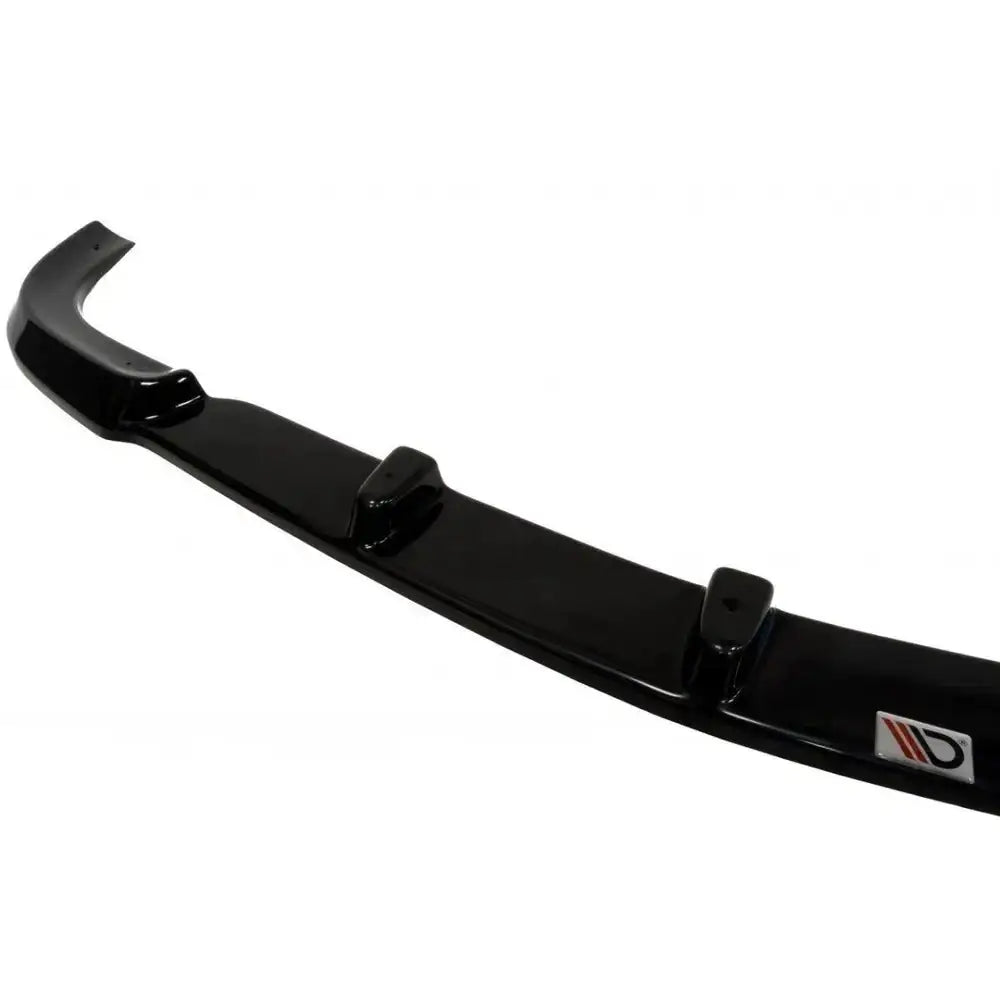 Front splitter Mercedes SLK R170 sort blank spoiler med forhøyninger og logo, sett fra skrå vinkel.