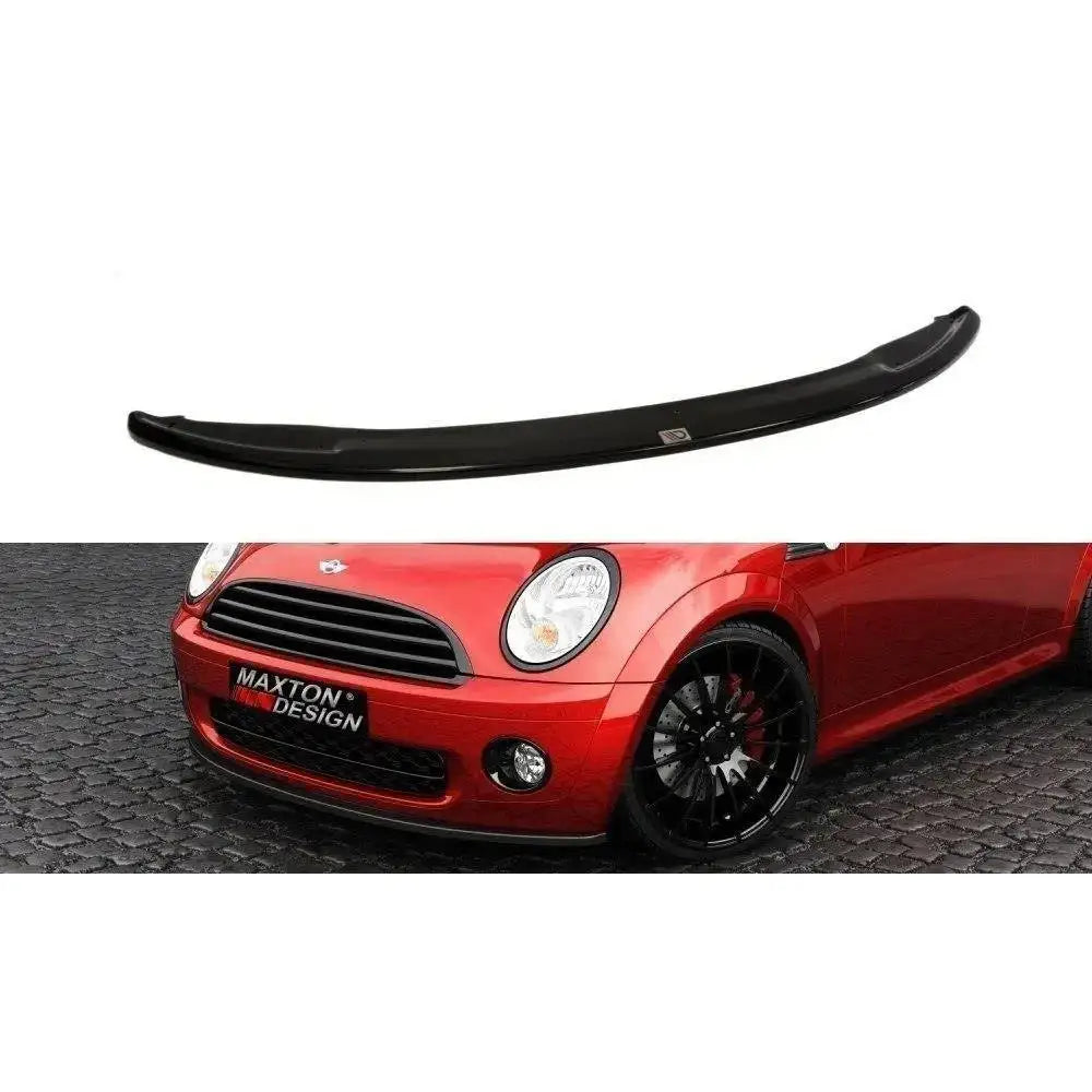 Frontspoiler til Mini Cooper i sort plast sett ovenfra og montert på rød bil med sporty design.