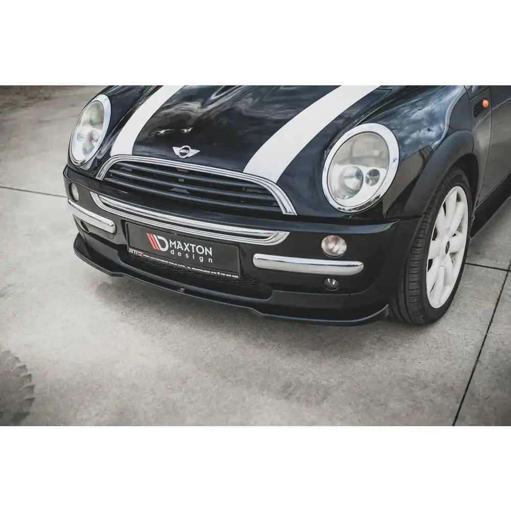 Front splitter på sort Mini Cooper med hvite striper, hvite felger og Maxton Design-skilt.
