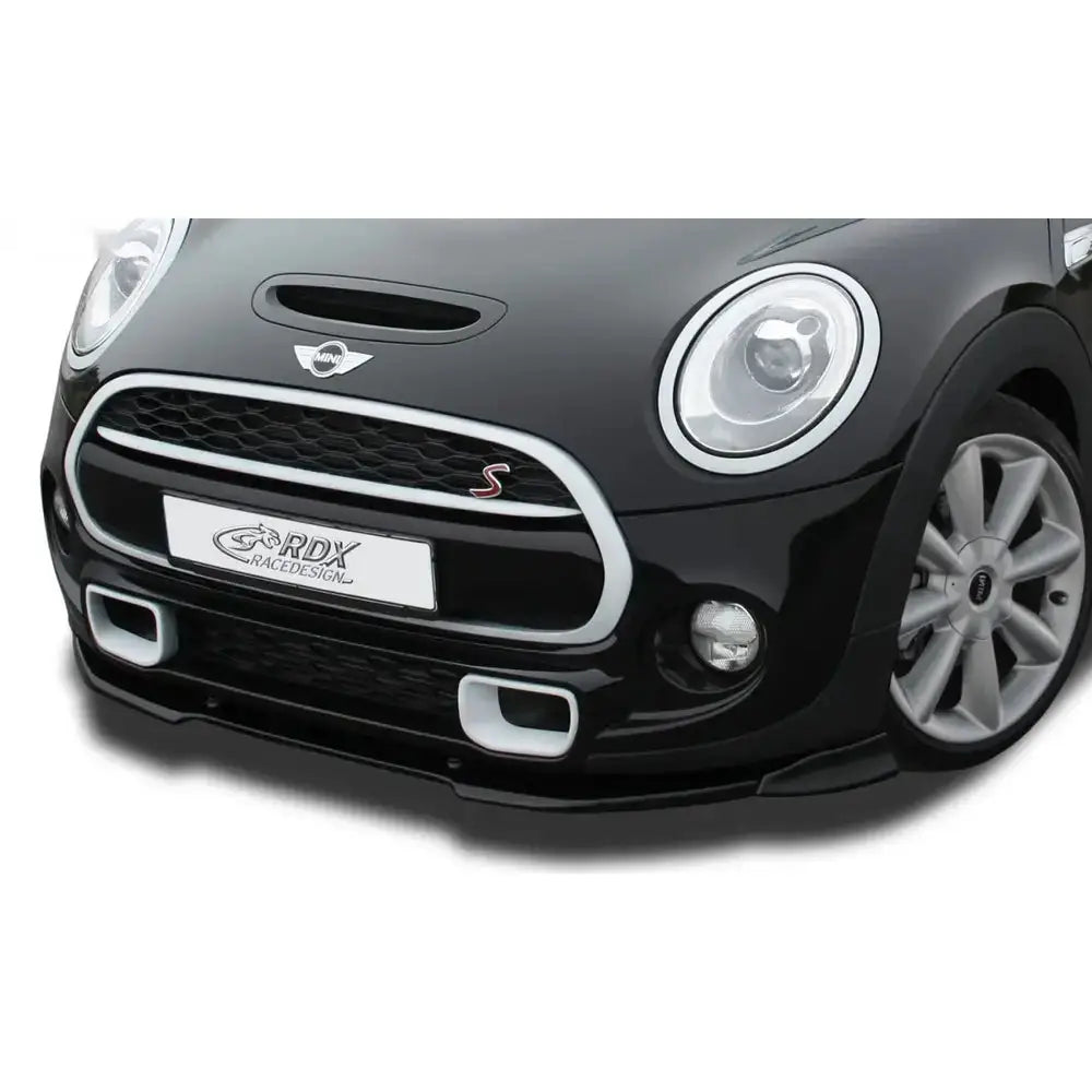 Frontspoiler til Mini Cooper S F55/F56/F57, sort plast med sølvdetaljer, montert på svart bil.