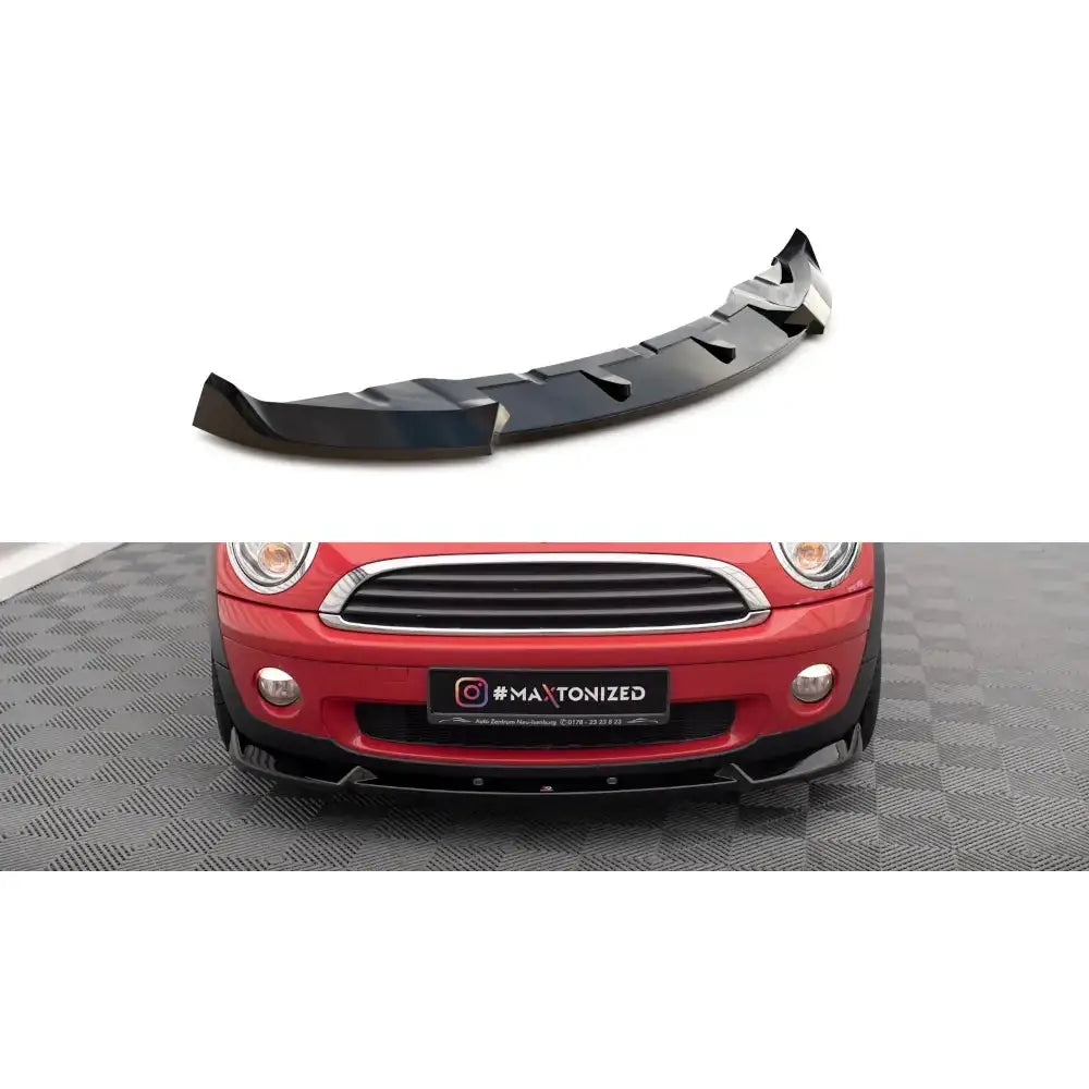 Frontspoiler til Mini One R56 i svart plast, vist alene og montert på rød bil forfra.