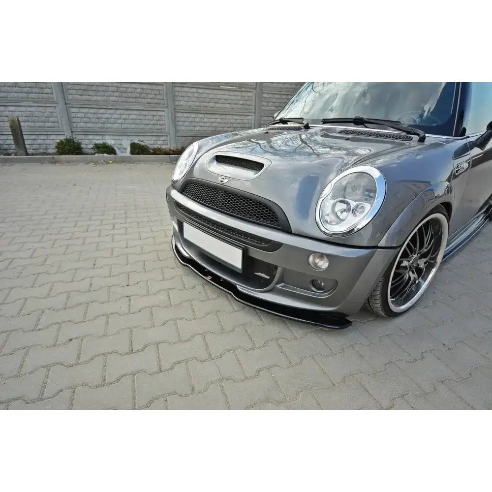 Front splitter på Mini R53 Cooper S Jcw, sort plast under støtfanger, sett skrått forfra.